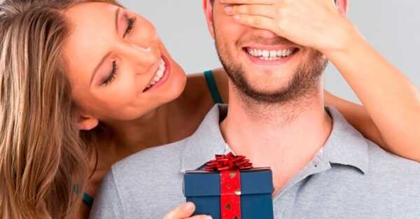 Что подарить парню: идеи и подборки подарков